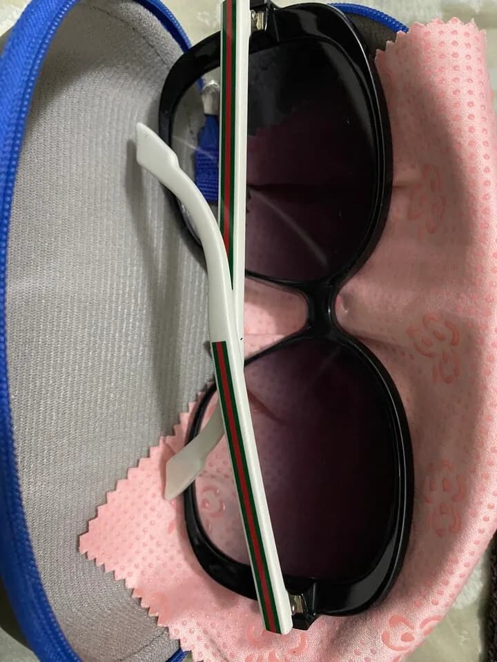 구찌 썬글래스
					의류/패션
					Los Angeles