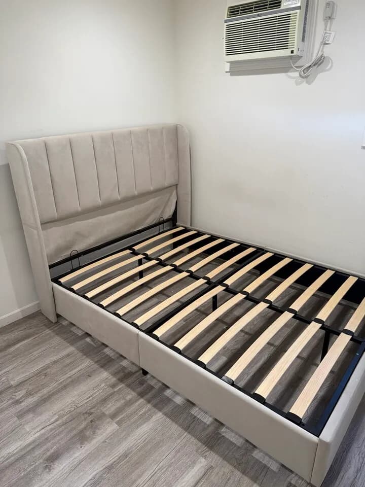 28인치 캐리어 수납 가능한 퀸사이즈 침대 프레임 판매
					가구
					Korea Town