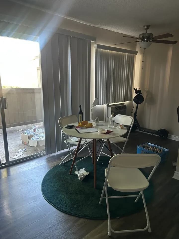 원탁1개+의자3개
					무빙세일
					Brea