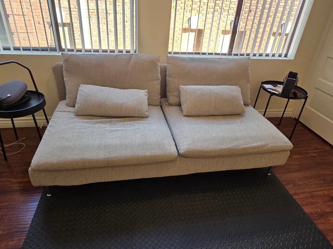 2인 소파
					가구
					Koreatown