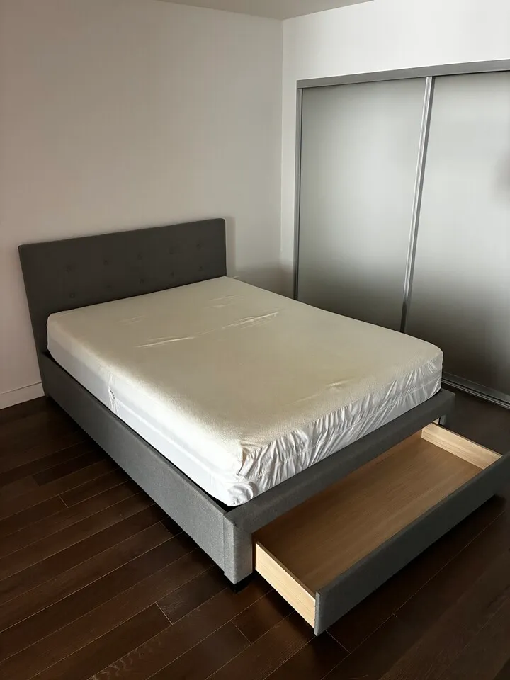 퀸사이즈 미디움펌 메모리폼 침대 & FRAME 팝니다.
					가구
					Los Angeles