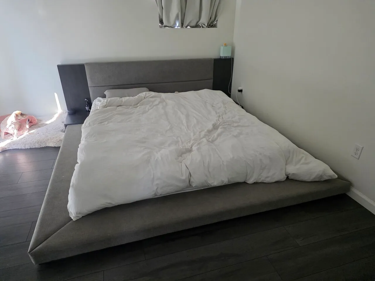 캘리포니아 킹 베드 프레임
					무빙세일
					Los Angeles