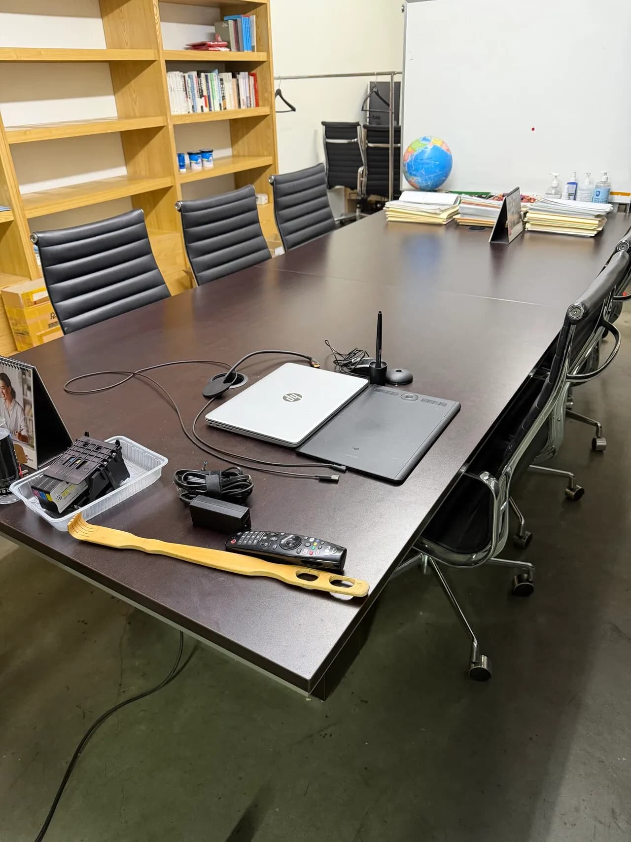 Conference Table & Leather Chair
					무빙세일
					Los Angeles