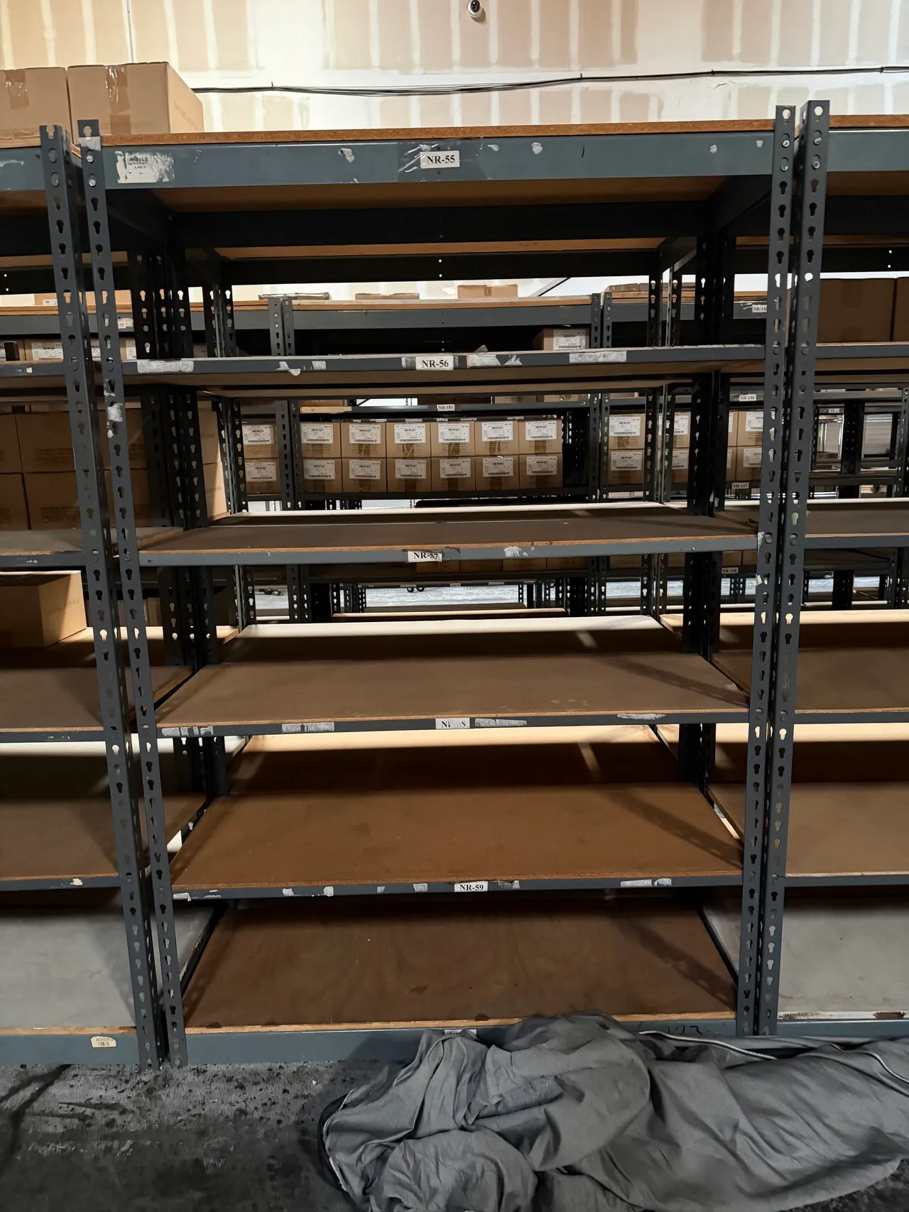 Rack
					무빙세일
					Los Angeles