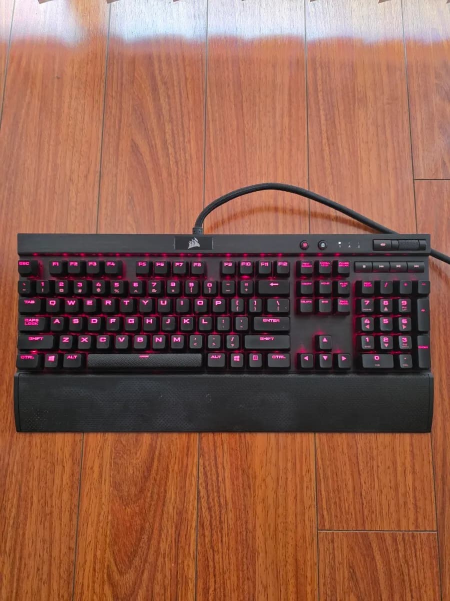 Corsair 게이밍 키보드, Logitech 해드셋 판매합니다.
					전자/가전
					Los Angeles