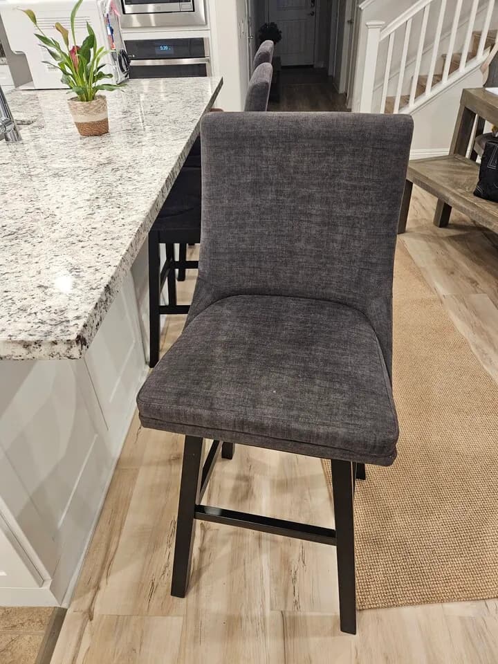 아일랜드 식탁에 어울리는 의자 3개 30불
					가구
					Los Angeles