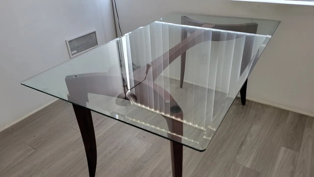 깨끗이 사용한 유리 식탁 판매합니다.
					가구
					Los Angeles