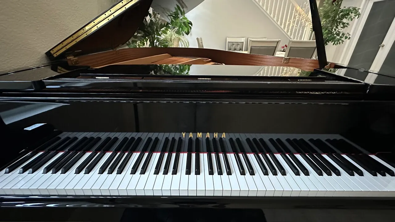 Yamaha GH1 베이비 그랜드 피아노 (5.3) – 일본 제작
					기타
					Corona