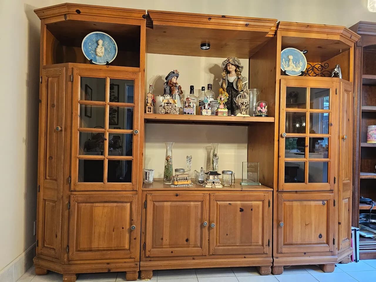 고급 원목 장식장 팝니다.
					가구
					Cypress