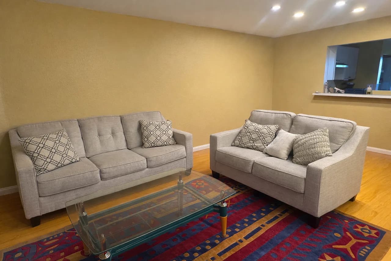 쇼파세트와 커피테이블
					무빙세일
					Glendale