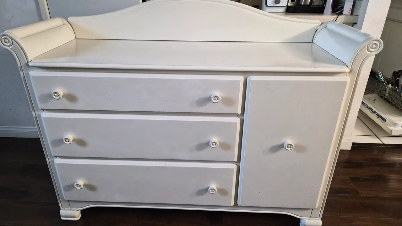 튼튼한 나무 서랍장
					무빙세일
					Torrance