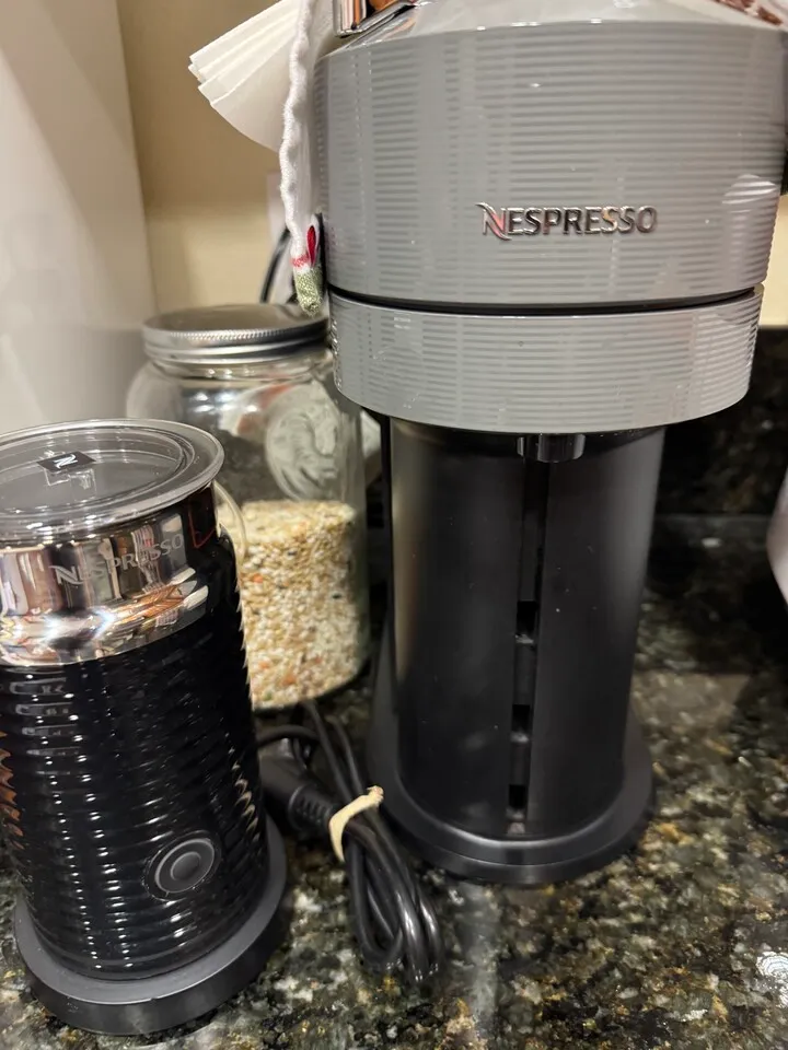 네스프레소 버츄오& 우유스팀머
					무빙세일
					LA