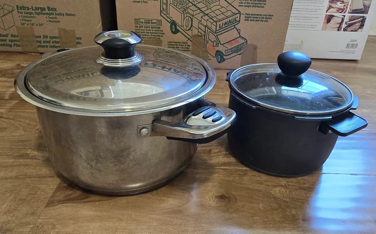 솥 2개 (바닥이 두꺼운 큰 솥 + 눌러붙지 않는 솥)
					무빙세일
					Los Angeles