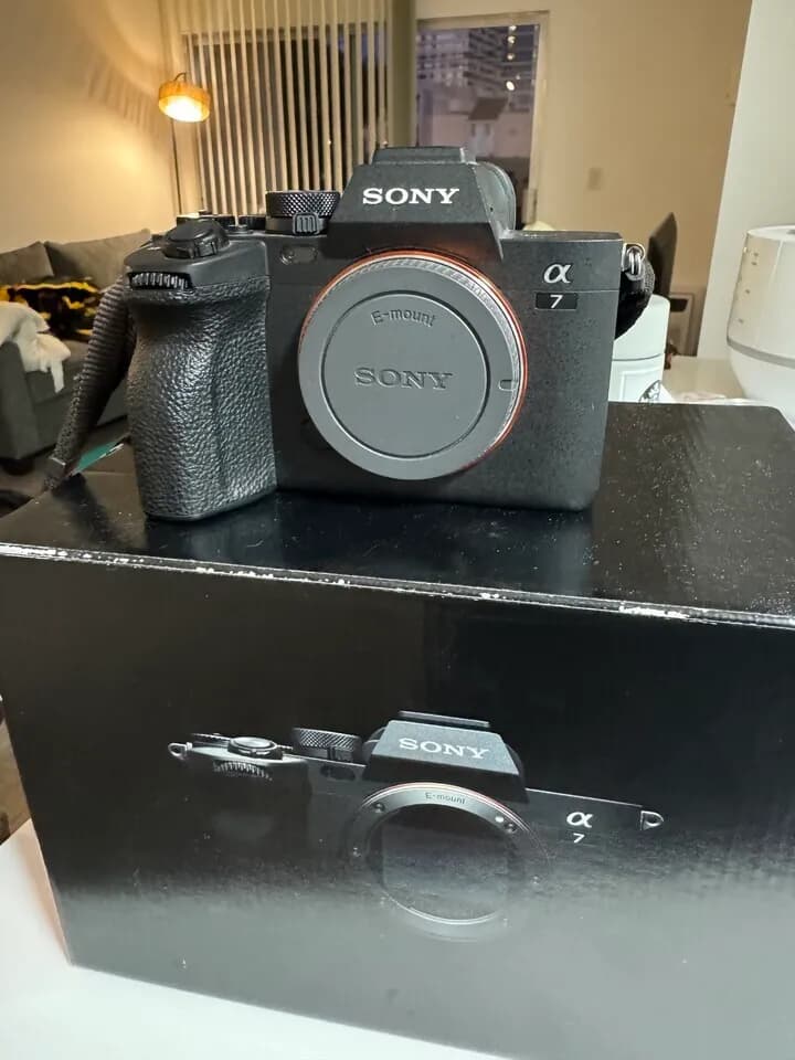 소니 풀프레임 미러리스 A7M4
					전자/가전
					Los Angeles