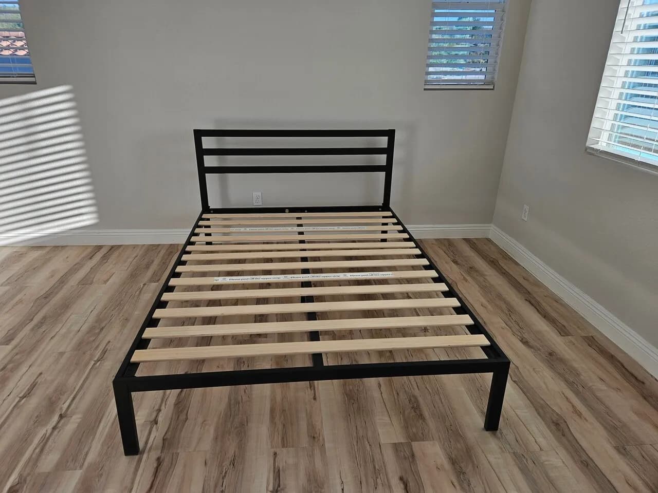 Queen size bed frame 무료입니다.
					무료나눔
					Los Angeles