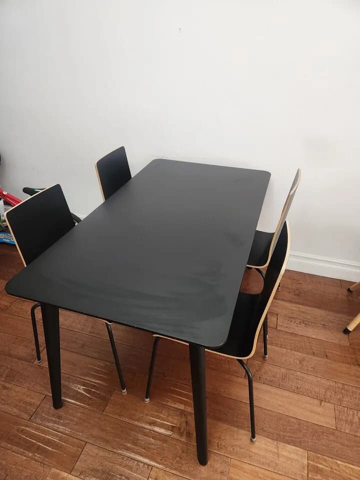 깨끗한 식탁 의자 4개 팝니다.
					가구
					Los Angeles