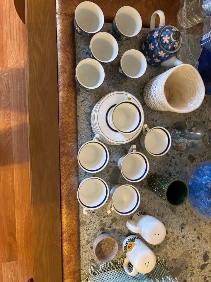 유리 그릇(컵 접시 등등)
					무빙세일
					Los Angeles