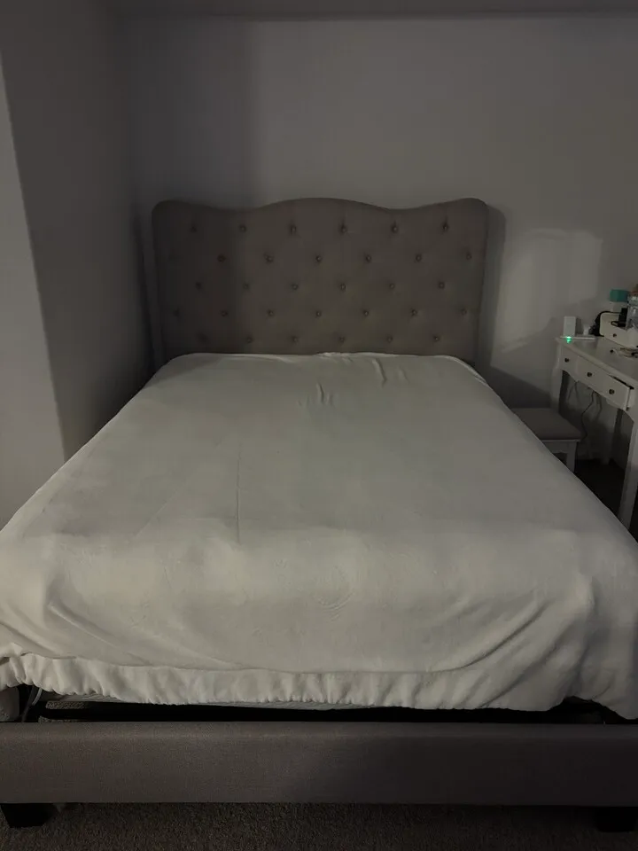 퀸사이즈 침대 (매트리스 포함)
					무빙세일
					Mid-wilshire, Los Angeles