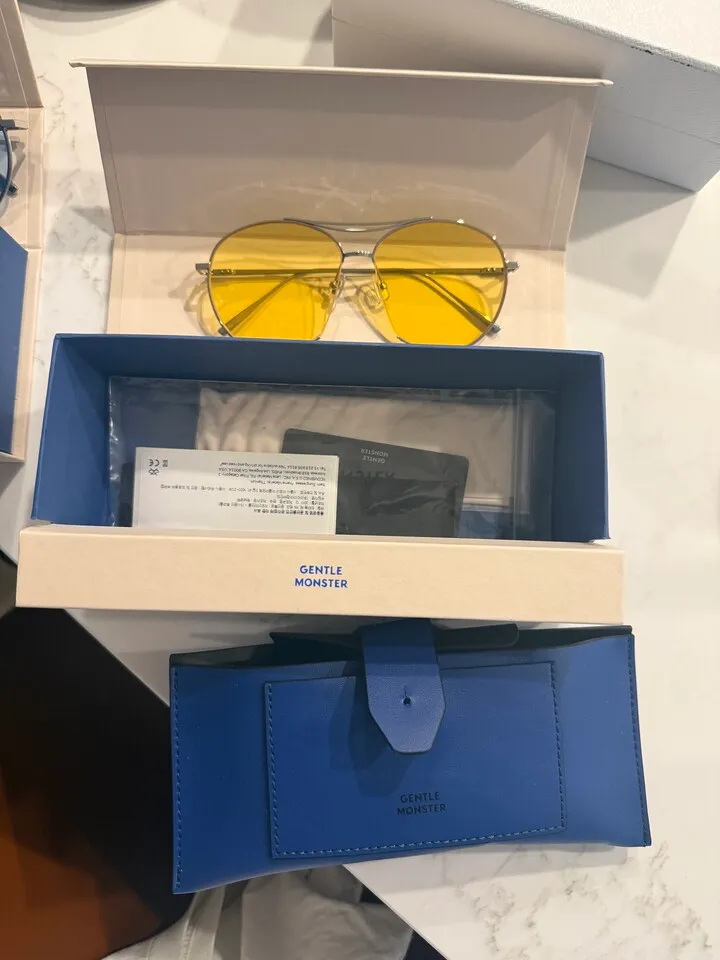 정퓸젠틀몬스터 선글라스 두가지 컬러
					의류/패션
					다운타운