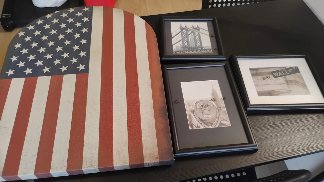 액자 4개
					무빙세일
					Los Angeles