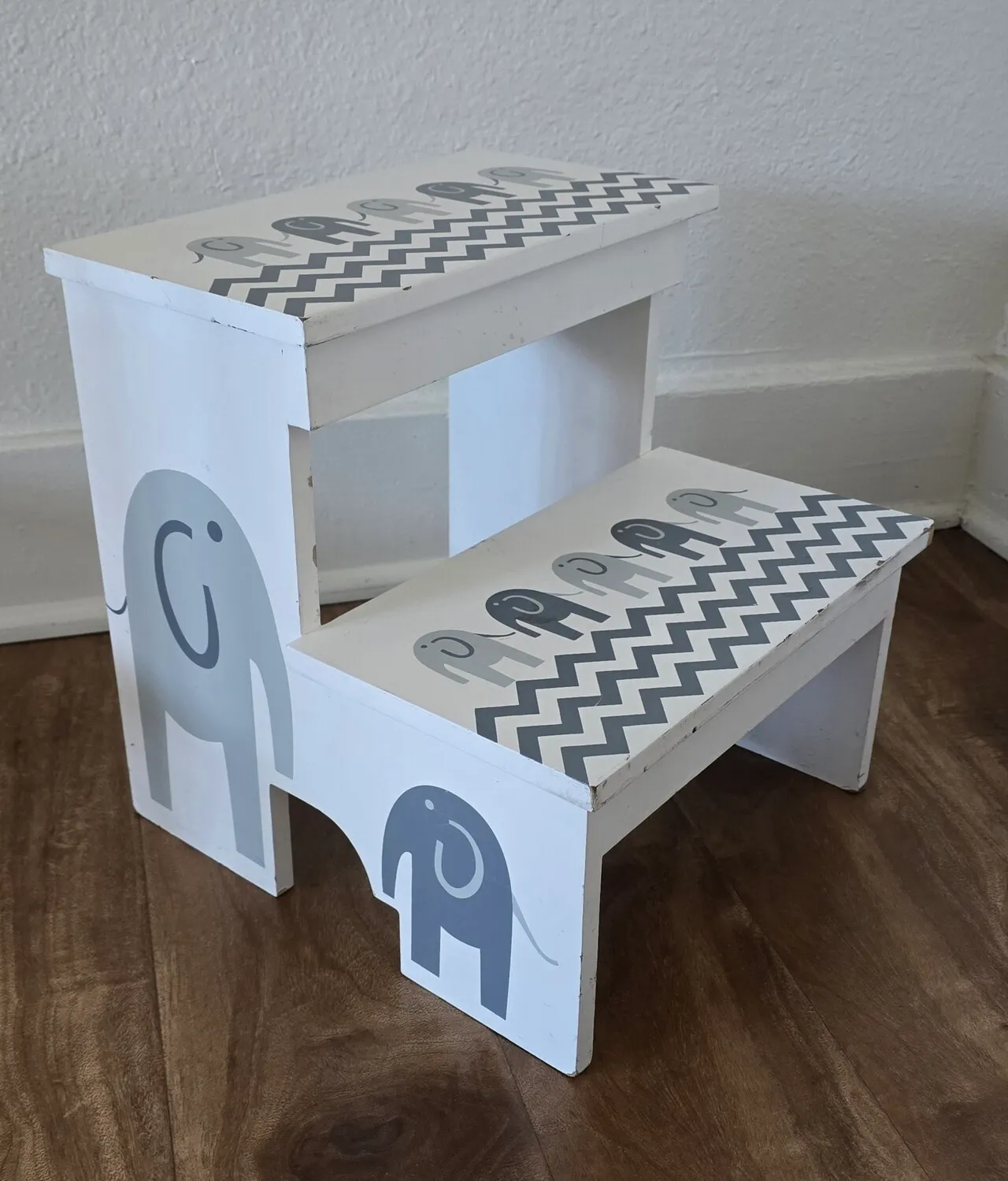 다용도 사이드 2층탁자 (코너 장식, 책상 밑 발 올려놓기, 등)
					무빙세일
					Los Angeles