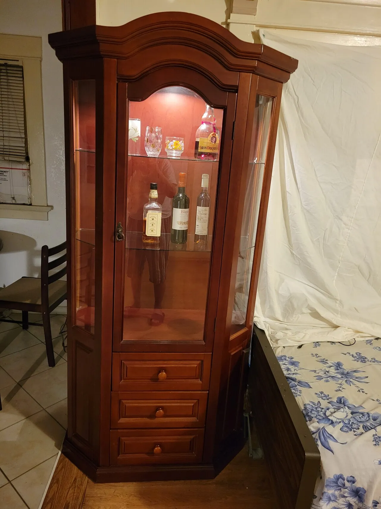 고프체 62도부터 3. 5. 퍼딩 30개정도 골라가세요와인 장식장 버건디색 상태좋음
					가구
					LA