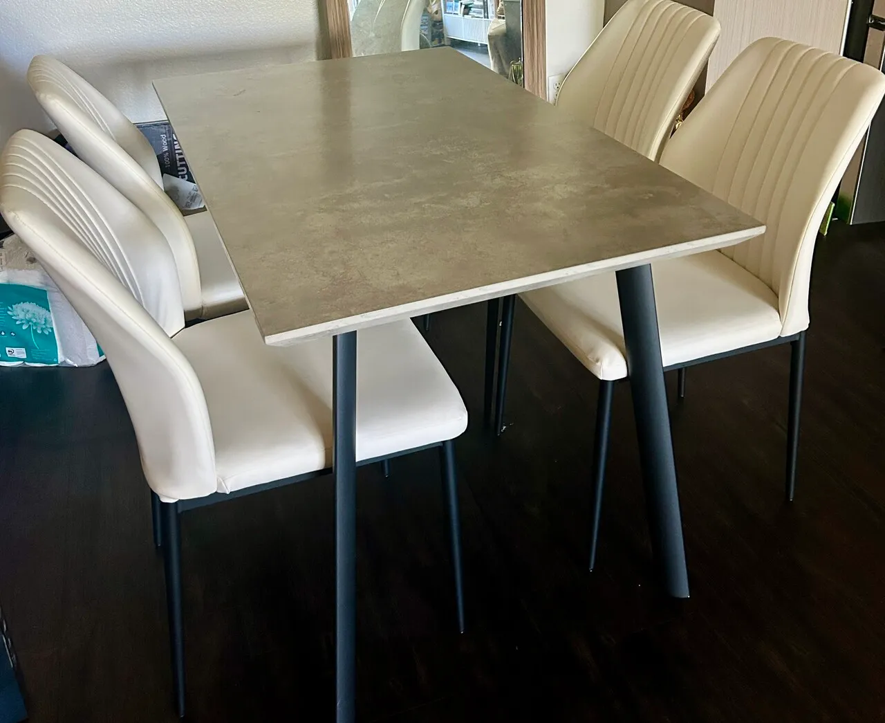 4인용 식탁+의자 팝니다 무빙세일
					무빙세일
					Norwalk