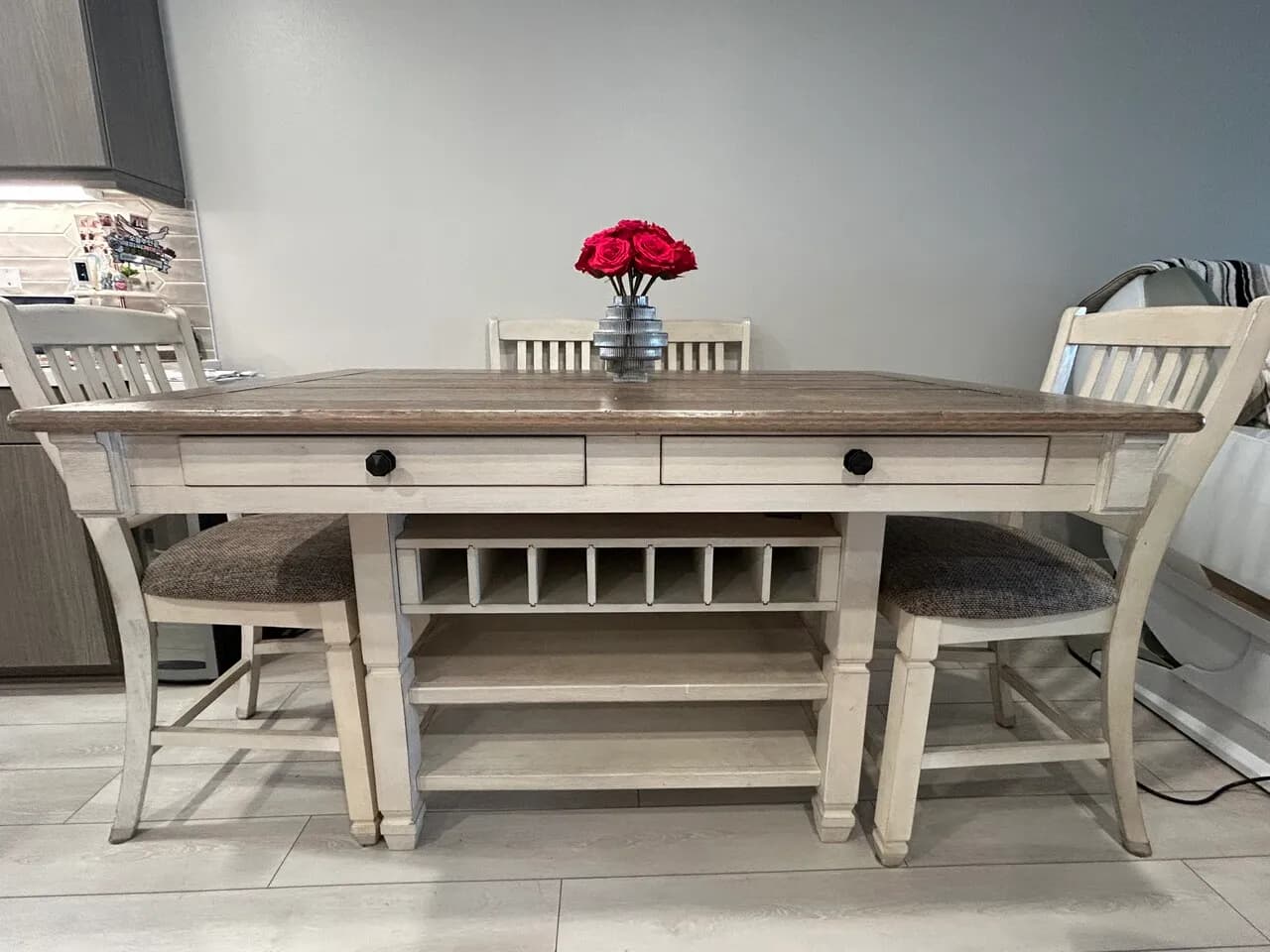 Ashley 다이닝 테이블과 의자 6개
					가구
					Studio City