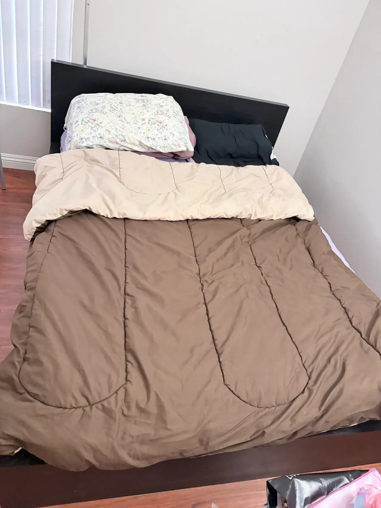Full size bed frame & mattress (풀 사이즈 침대프레임& 매트리스)
					무빙세일
					Los Angeles Koreatown