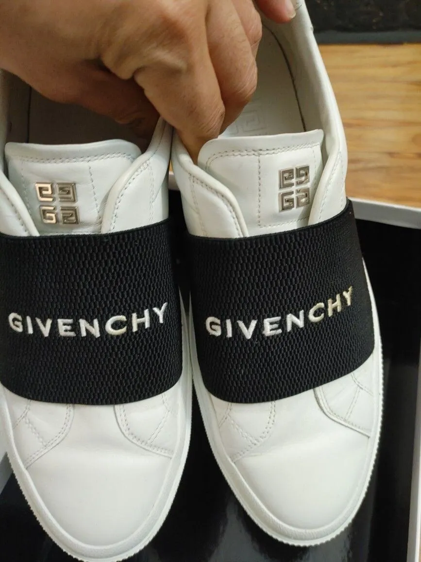남자 GIVENCHY 스니커즈 팔아요
					의류/패션
					LA