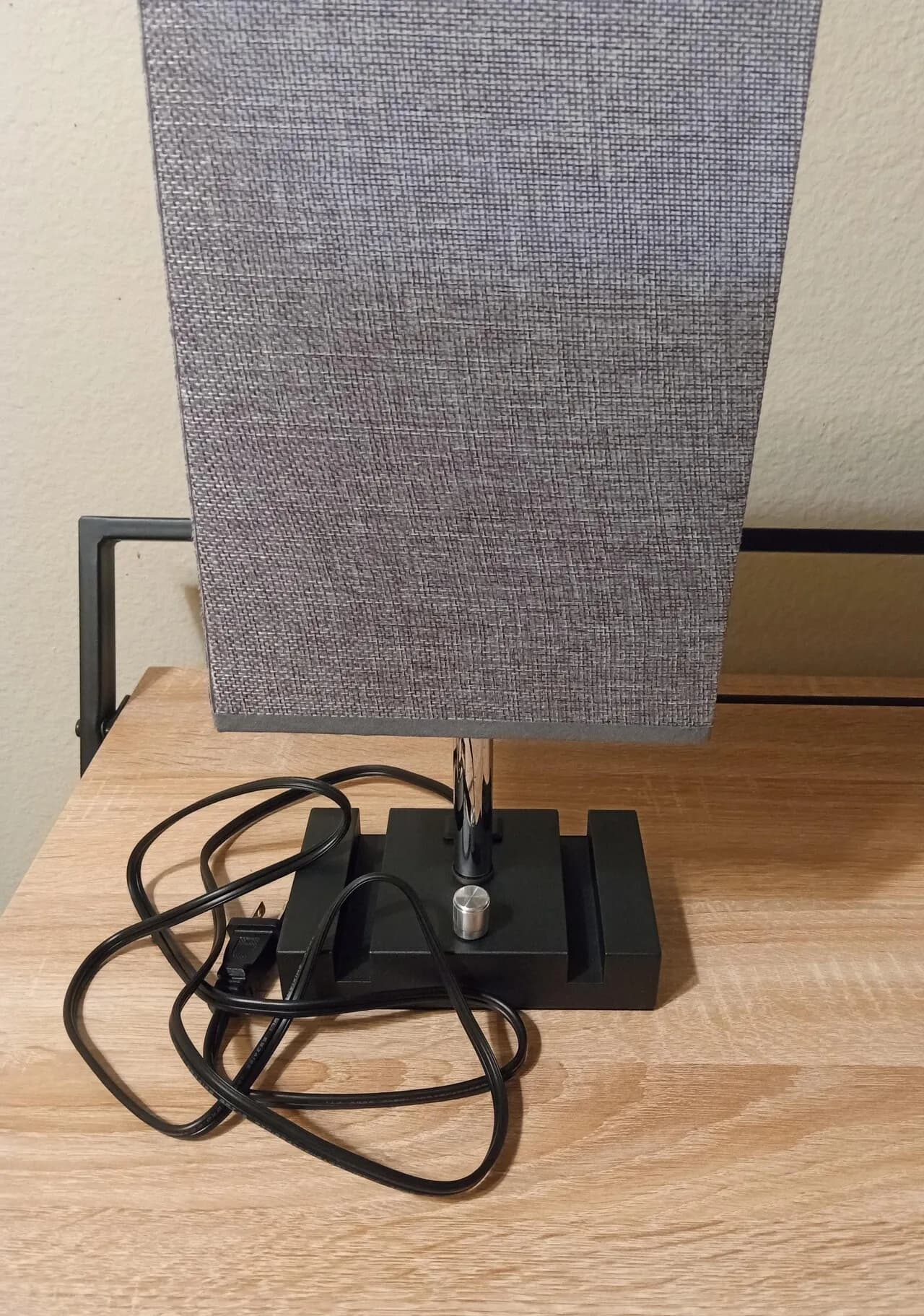 Table Lamp with 1 Outlet/Phone Stands, Black Shade
					가구
					✅ 오렌지카운티 내에서 픽업 ✅