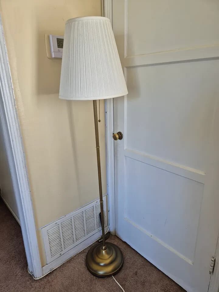 플로어 스탠드, 책상 스탠드, 파티오 원형 테이블, 파티오 의자, 3단선반장
					무빙세일
					Pasadena