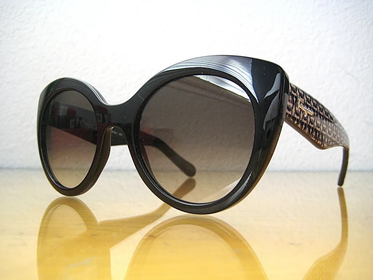 처분세일 명품 페라가모 Ferragamo Sunglasses 여성용 Brand New
					의류/패션
					Norwalk