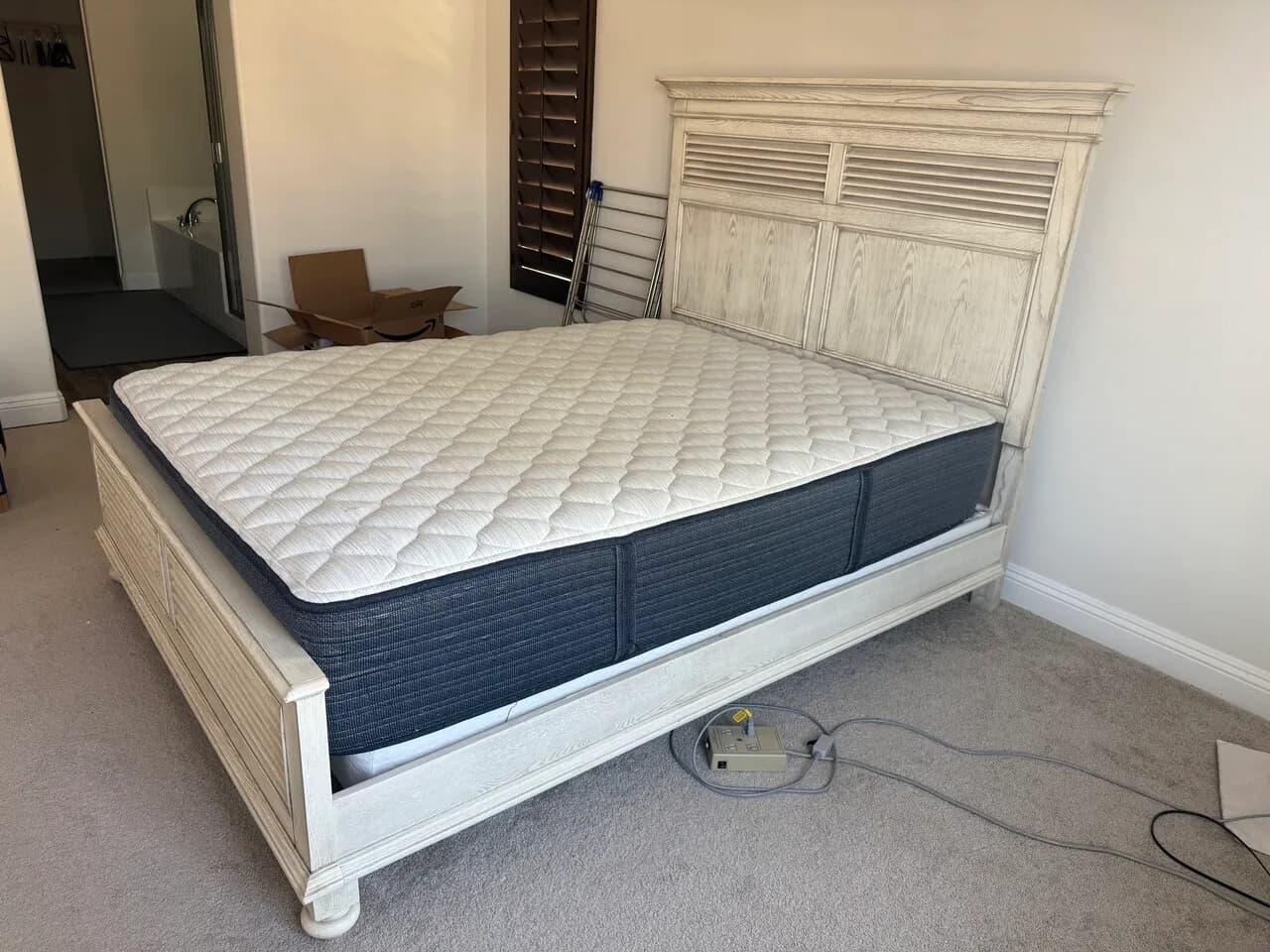 Bedframe, Drawers (No mattress) FREE
					가구
					Eastvale