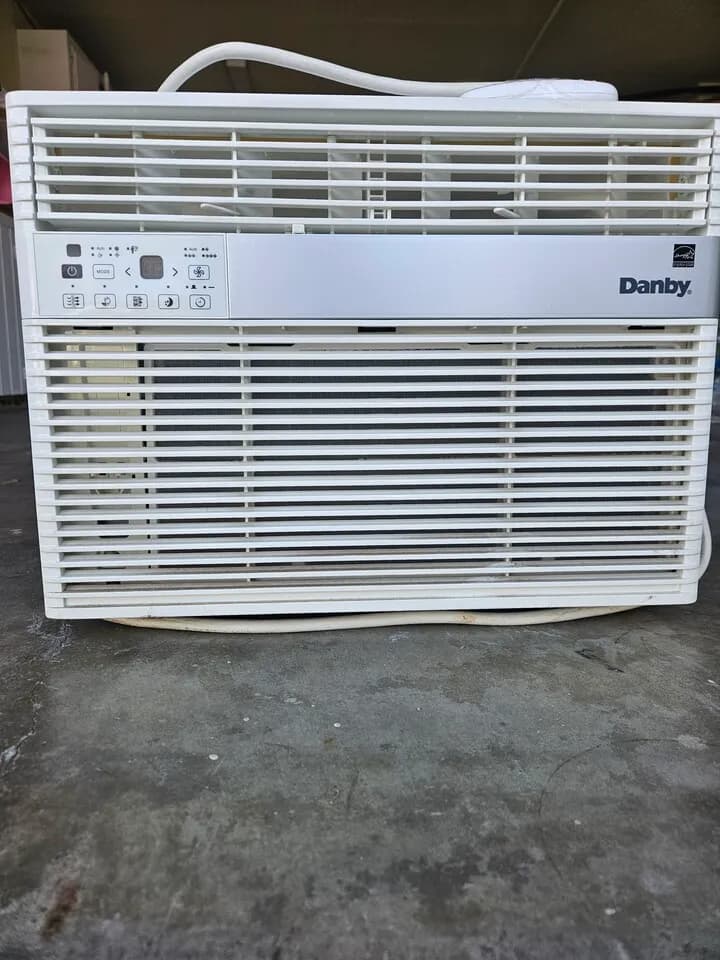 거의 새 창문형 에어컨 $200 (리모컨 포함 + 추가 에어컨 무료)
					전자/가전
					Oc 라하브라