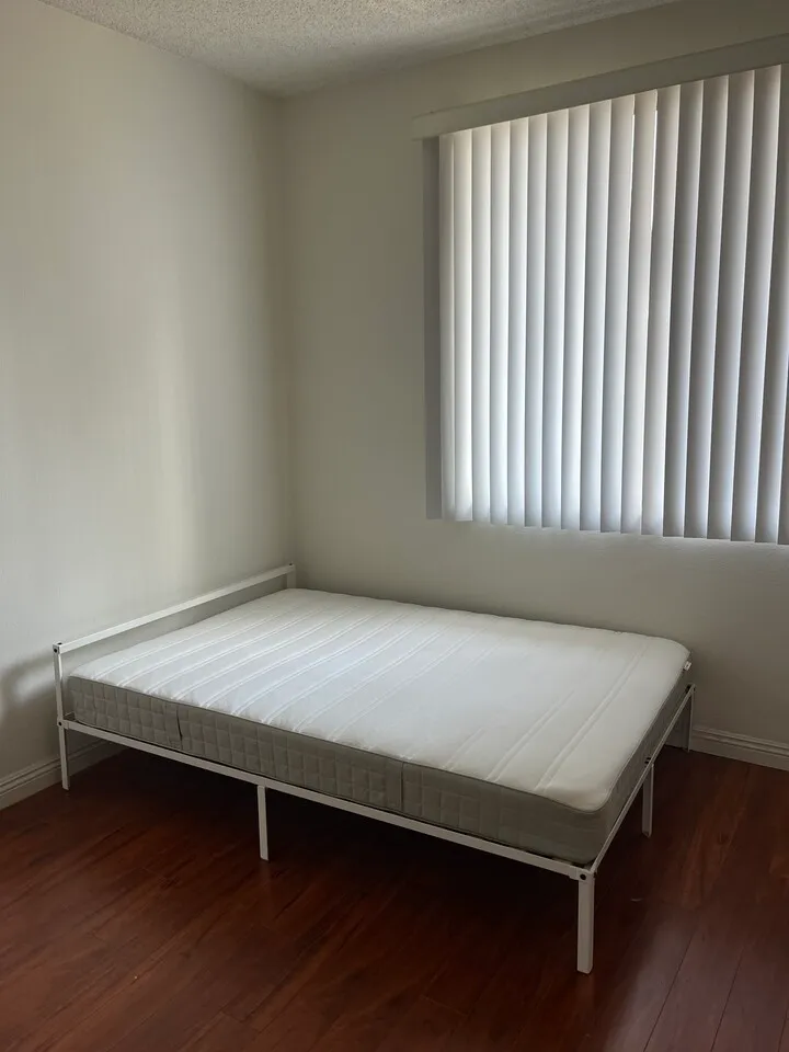 IKEA 침대 프레임 + 매트리스 판매합니다 (풀 사이즈) - $100
					가구
					Korea Town