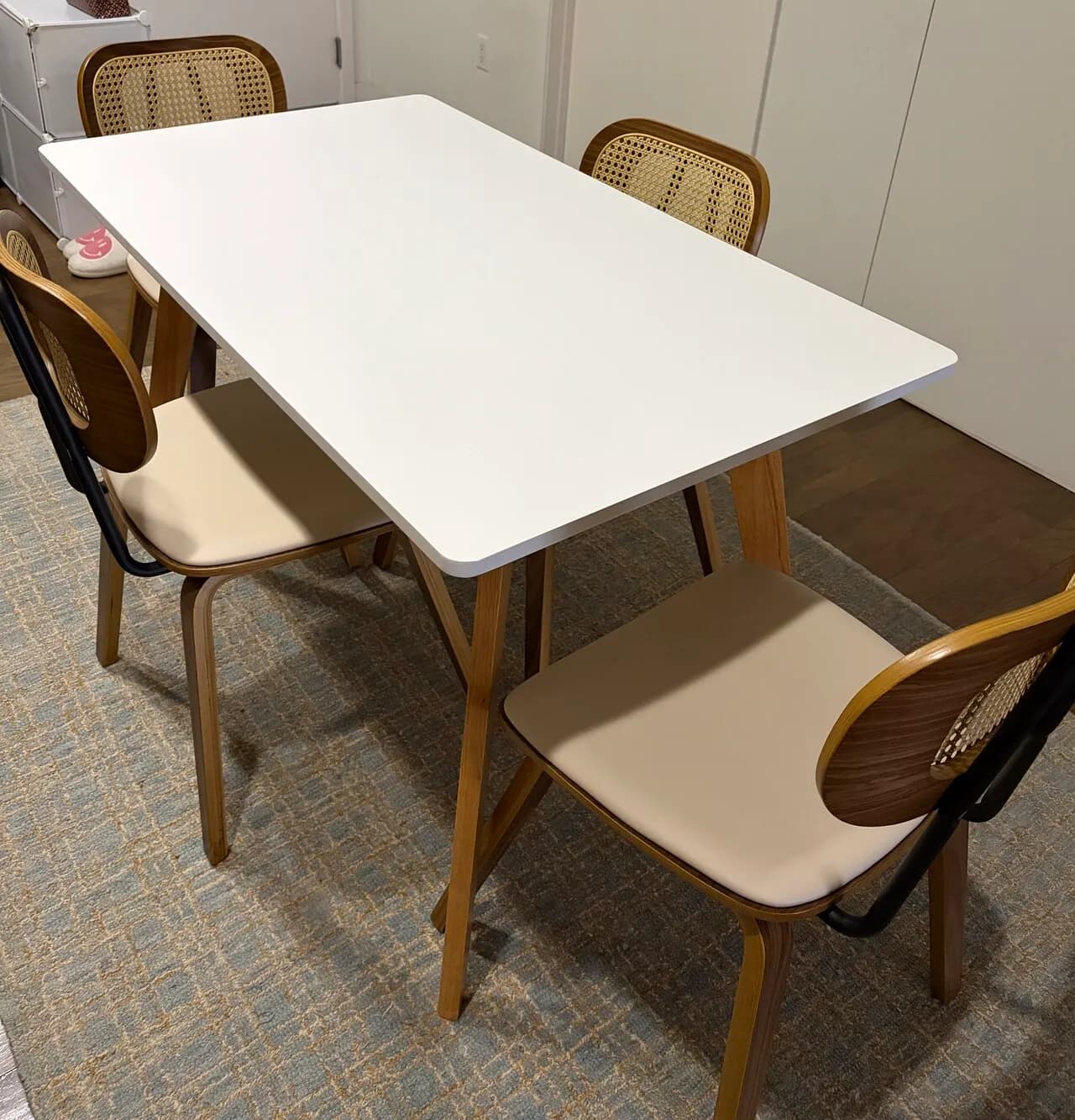 4인용 식탁
					가구
					Los Angeles