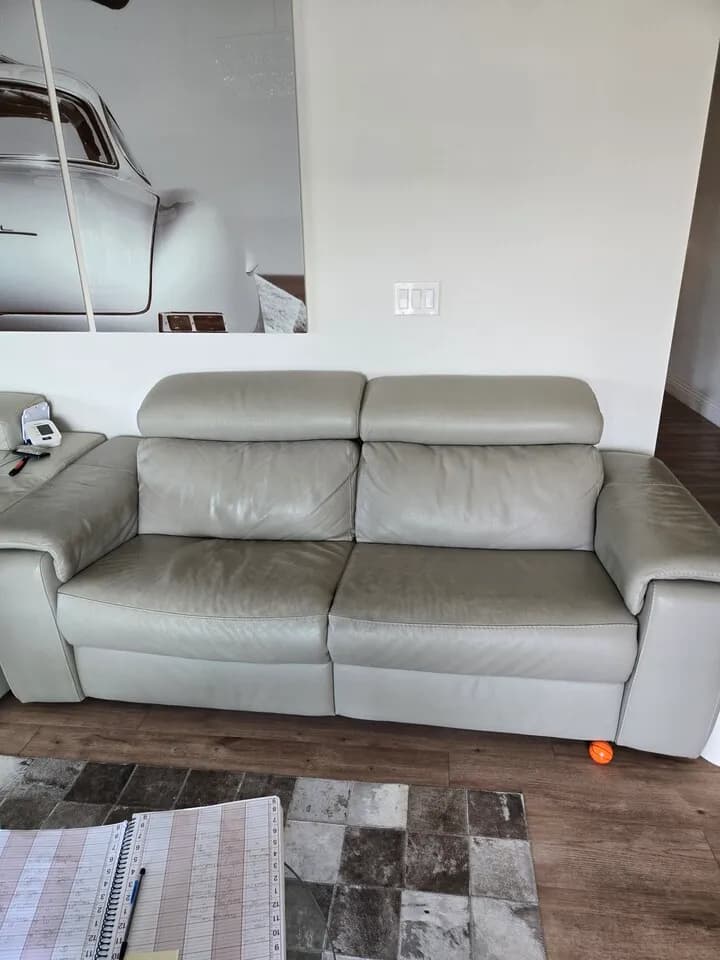 이태리 가죽 소파,암 체어,
					가구
					Los Angeles