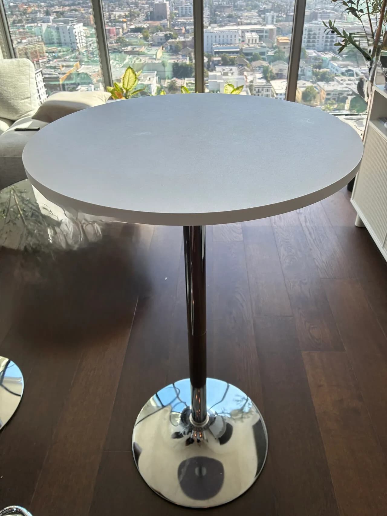 스탠딩테이블, 커피테이블, 야외 의자
					무빙세일
					Los Angeles