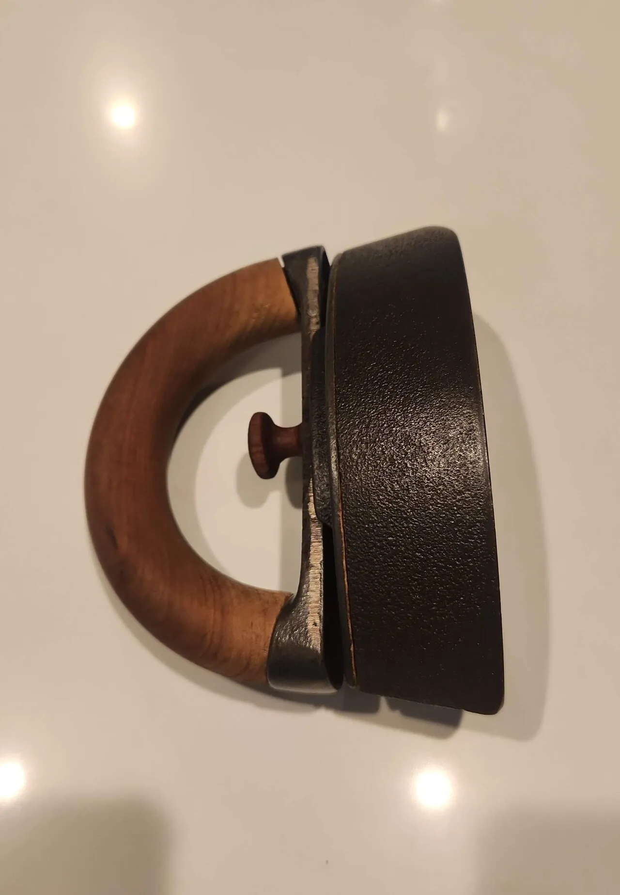 깨끗한 상태의 1900년대 초기의 무쇠 다리미
					기타
					La , Oc