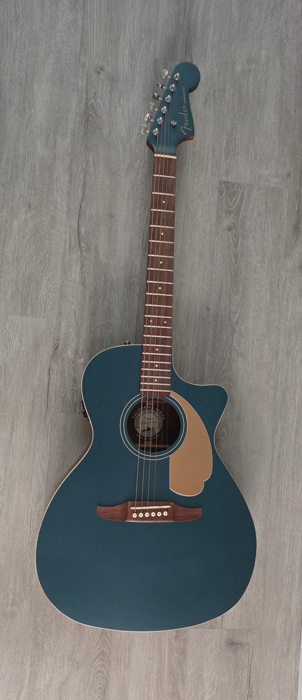 거의 새 것 같은 예쁜 팬더 어쿠스틱기타 내놓습니다.
					기타
					La , Oc