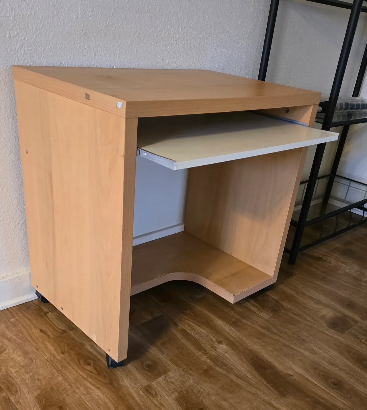 작은 책상 (바퀴, 자판 Slide)
					무빙세일
					Los Angeles