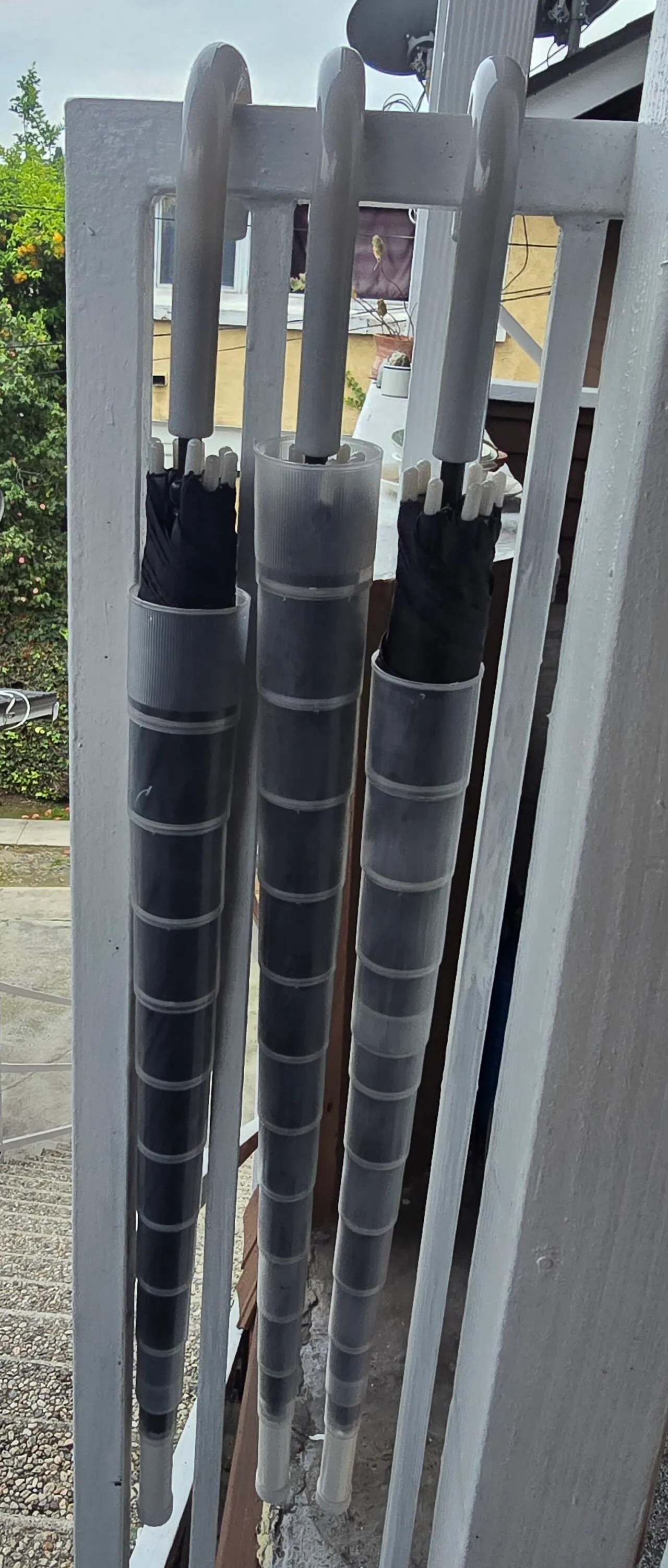 자동 우산 3개 (빗물방지용)
					무빙세일
					Los Angeles