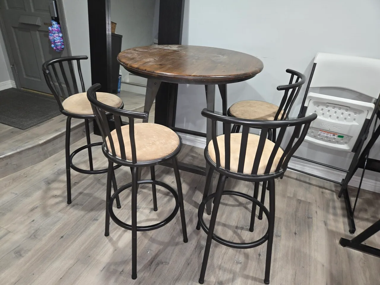 Pub Table 4 bar stool
					가구
					Cypress