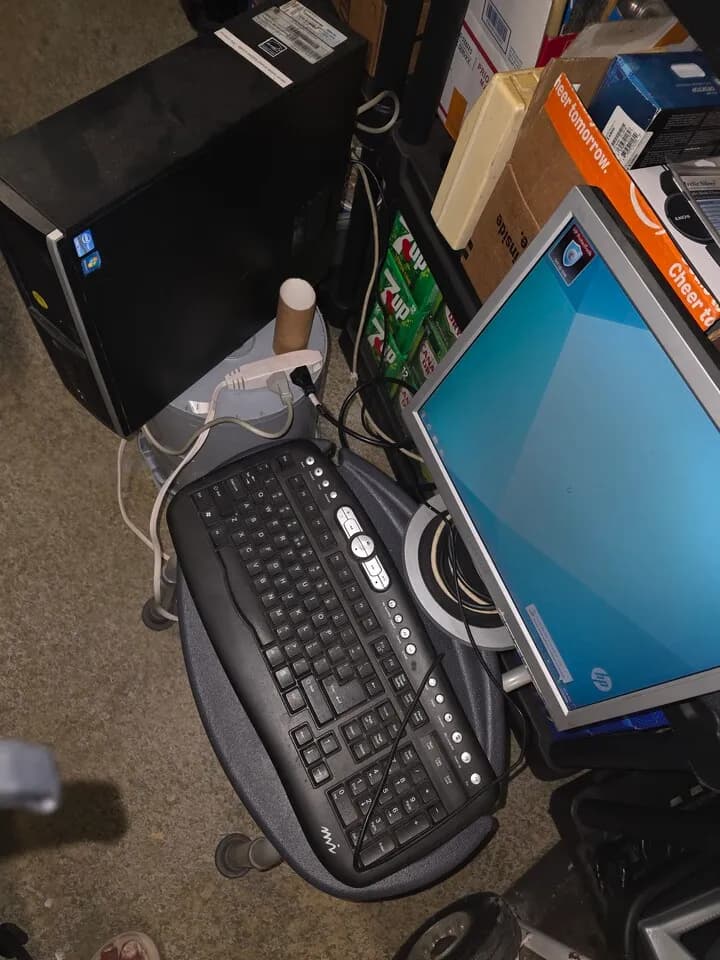 HP 데스크탑 컴퓨터 + 삼성모니터 + 키보드
					전자/가전
					토렌스