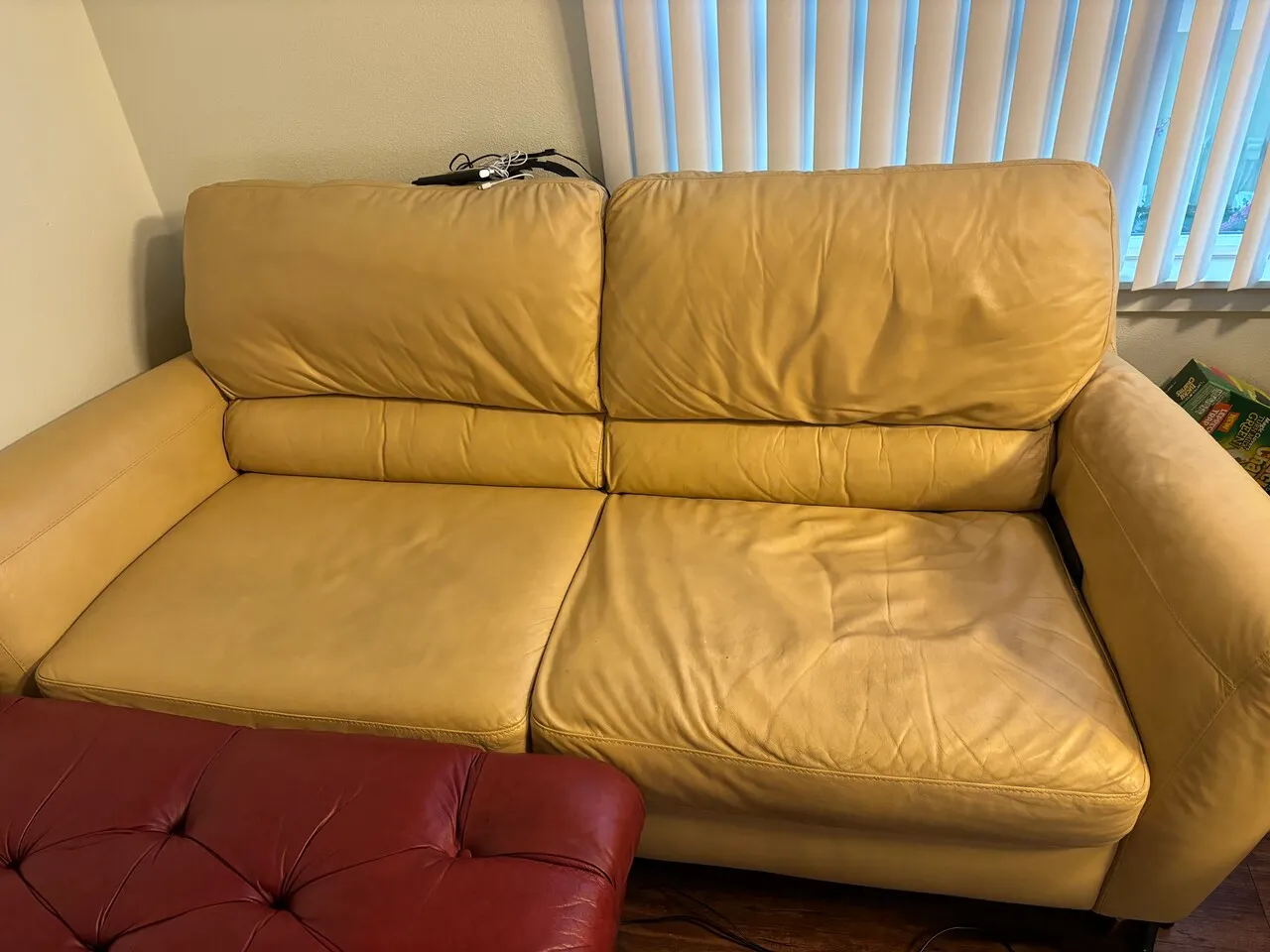 가죽 쇼파와 오토맨 팝니다.
					가구
					Los Angeles