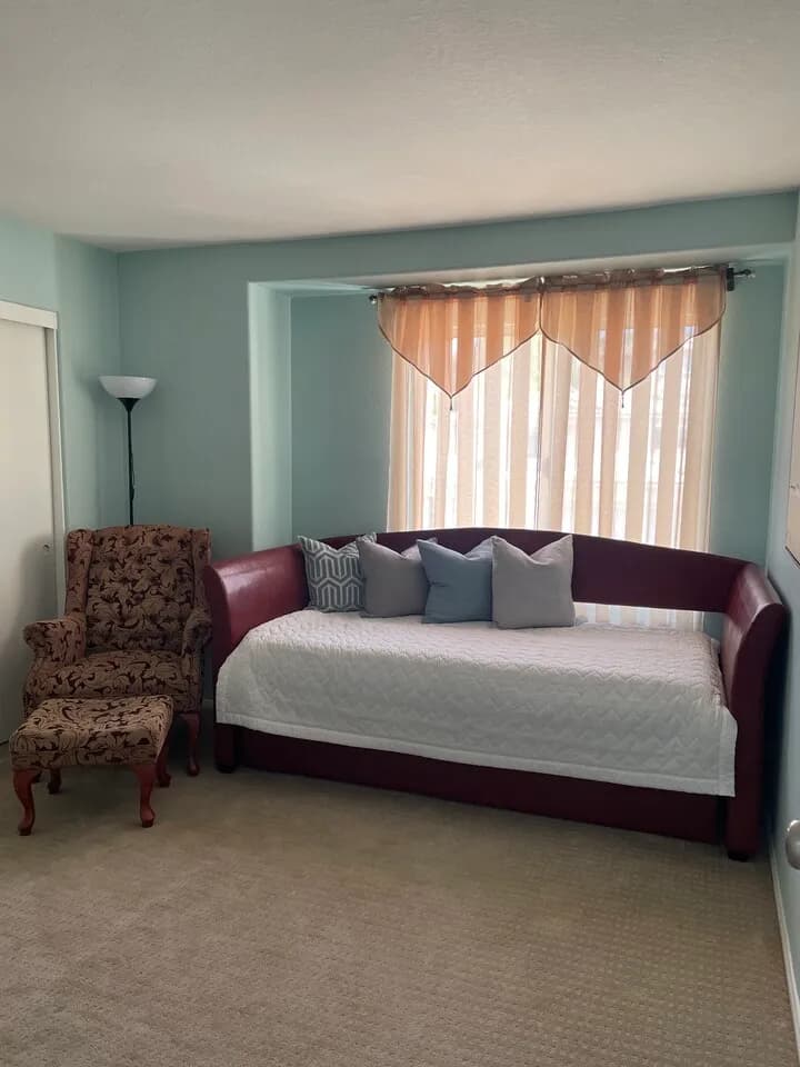 데이베드 with 트런들
					무빙세일
					코로나