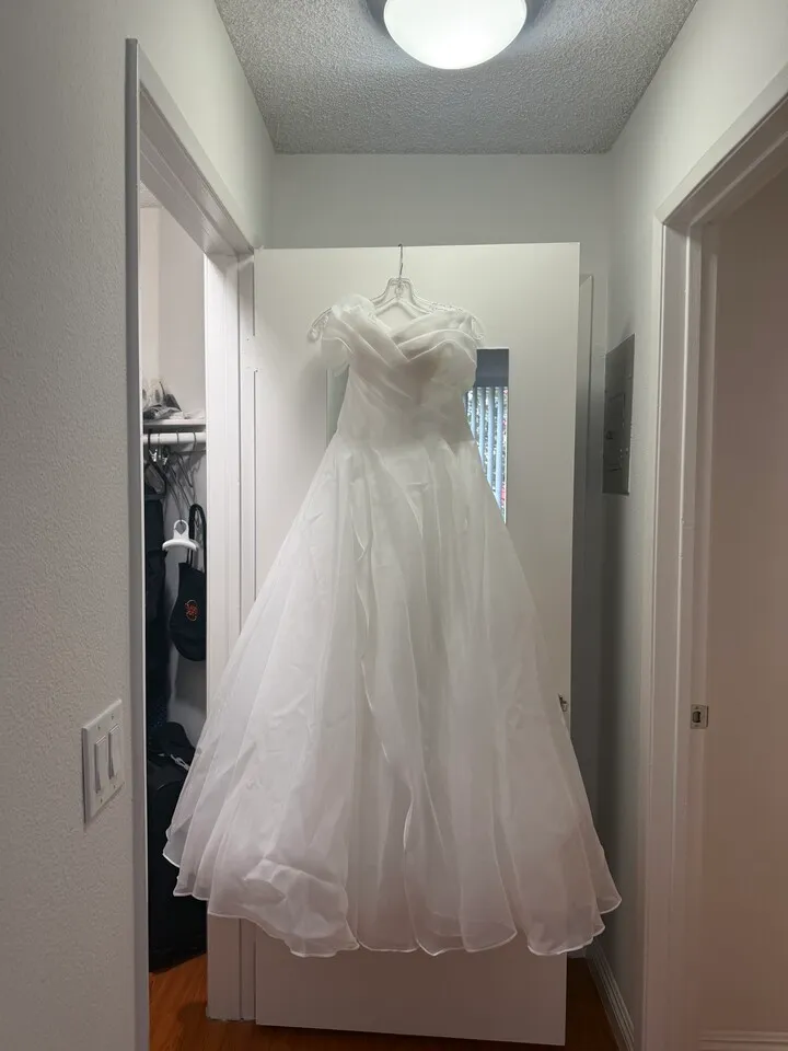 새 웨딩드레스
					의류/패션
					Los Angeles