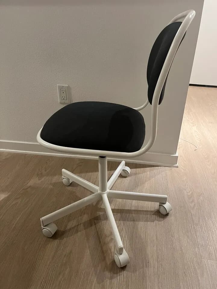 책상의자 IKEA
					가구
					Los Angeles