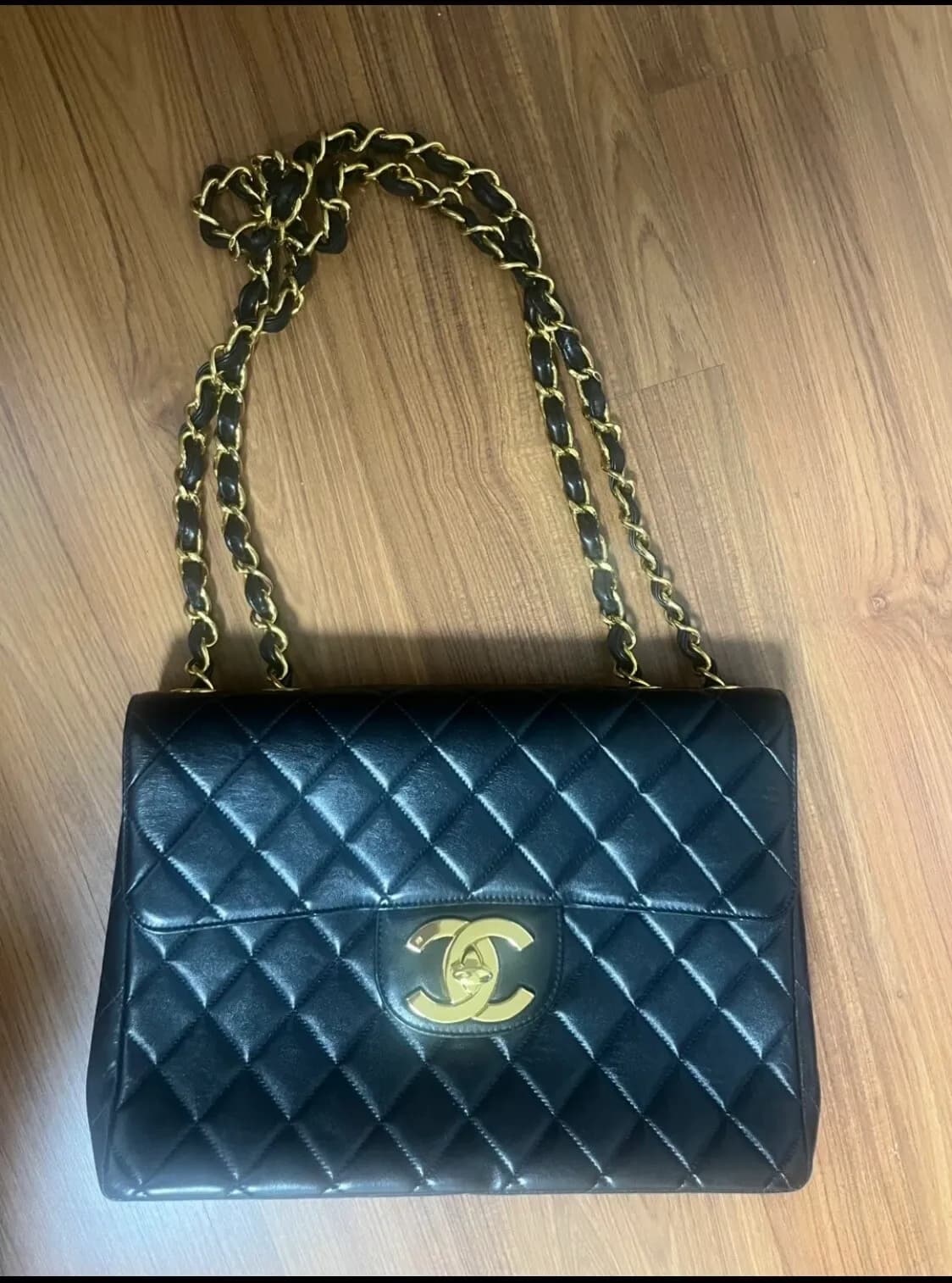 샤넬 맥시 점보 숄더백거의 새것 Chanel Maxi Jumbo XL Flap
					의류/패션
					Los Angeles